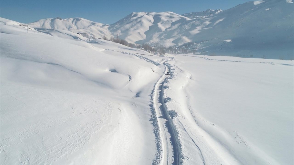 Kar Yüksekova'ya hem çile hem güzellik getirdi 30